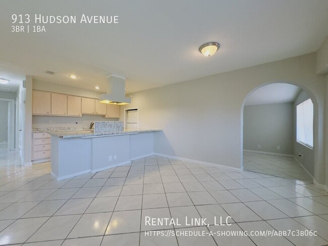 Building Photo - 913 Hudson Ave