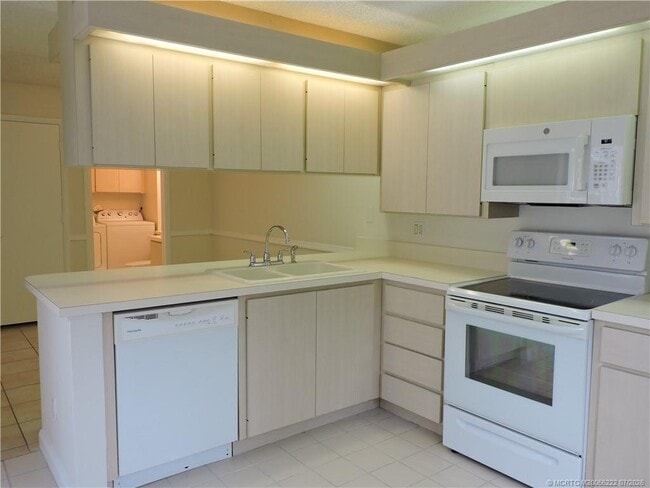 Building Photo - 2865 SW Lakemont Pl