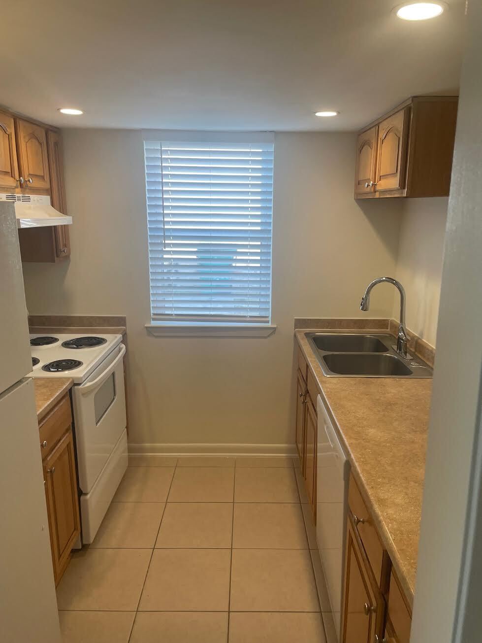 Building Photo - 5104 W Esplanade Ave