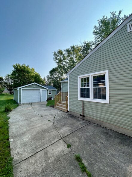 Building Photo - 2324 Van Buskirk Rd