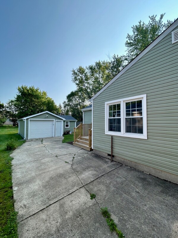 Building Photo - 2324 Van Buskirk Rd