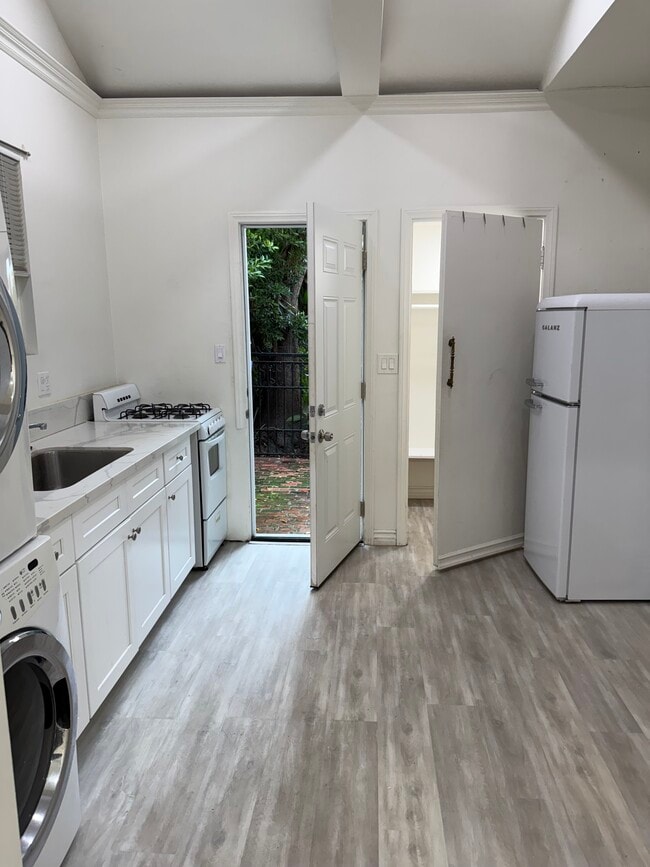 Building Photo - 532 S Irving Blvd