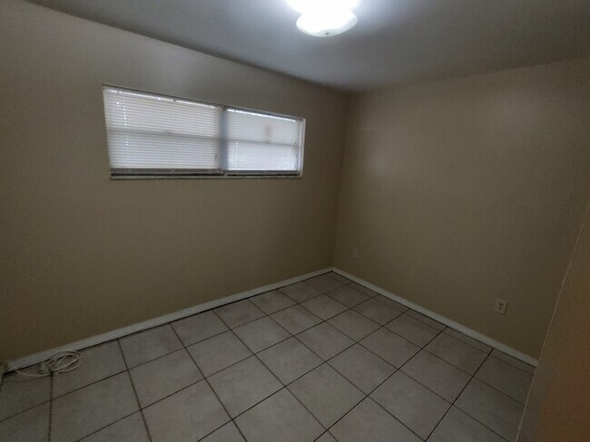 Building Photo - 119 Lithia Pinecrest Rd