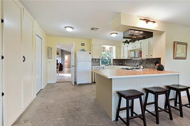 Building Photo - 7 acres with 5 bed, 3 bath less than 25 mi...