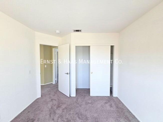 Building Photo - 2931 N Santa Fe Pl