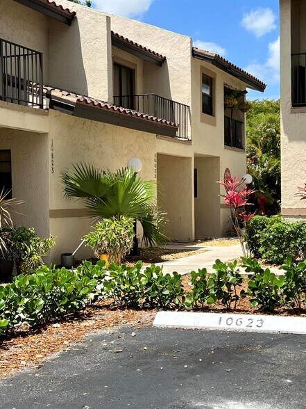 Building Photo - 10623 Royal Palm Blvd