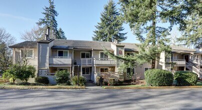 Building Photo - 2 Bedroom Ground Floor Condo in the Heart of Woodinville!