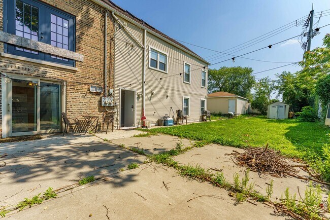 Building Photo - 2843 S Troy St