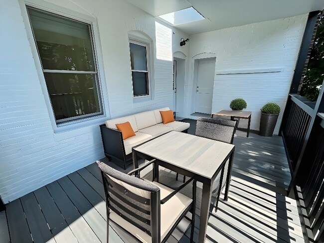 Building Photo - Beautiful 2 Bed Available 6/1/26