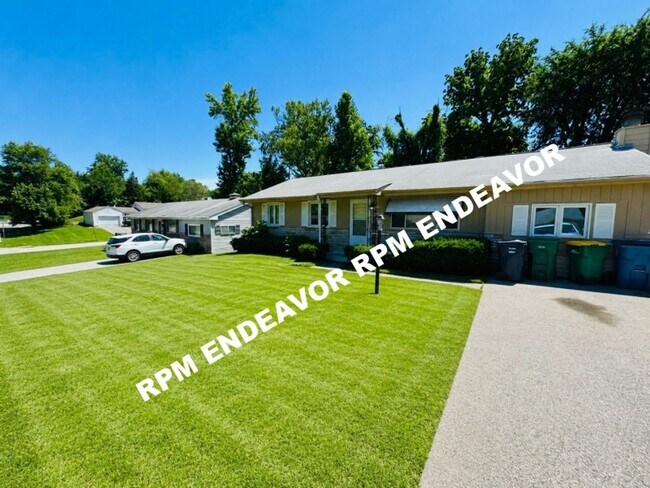 Building Photo - Just Hit the Market — Spacious Layout + Basement Space in St. Louis, Housing Choice Voucher Accep...
