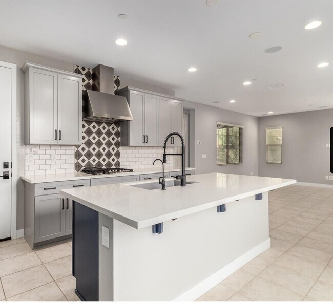 Building Photo - 1099 N 70th Way