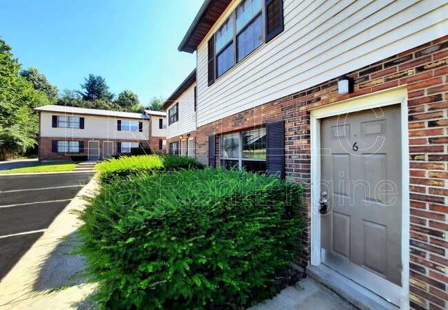 Building Photo - 621 Westport Rd