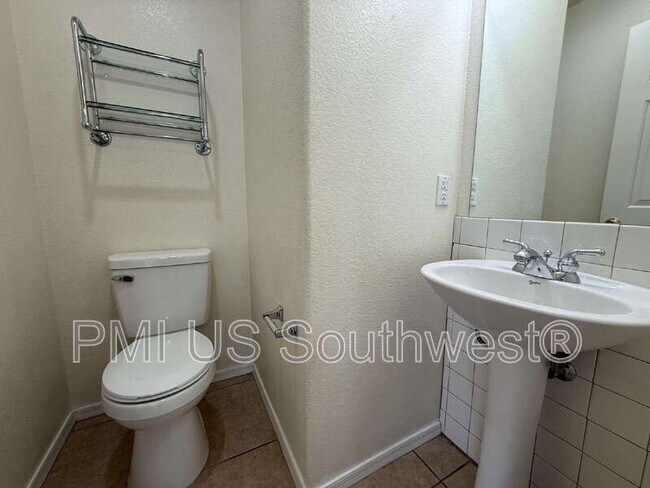 Building Photo - 384 Anna Cir