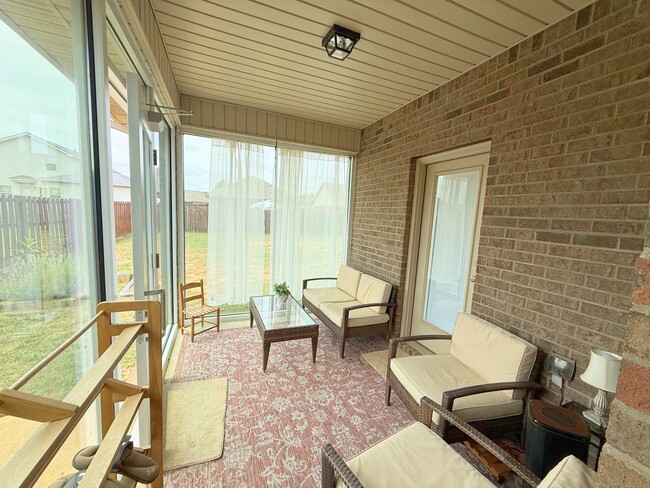 Building Photo - 323 Huntwood Dr
