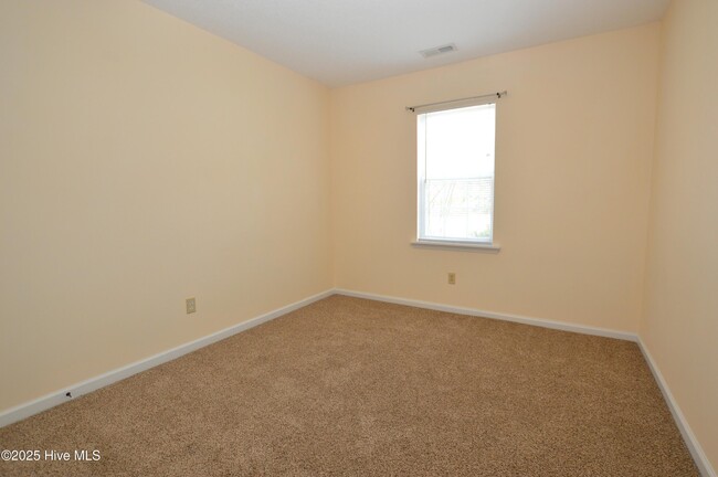 Building Photo - 260 S Creek Dr