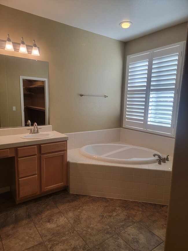 Building Photo - Gorgeous 4 bedroom 2.5 bath with large bon...