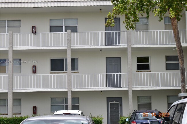 Building Photo - 8590 Sunrise Lakes Blvd