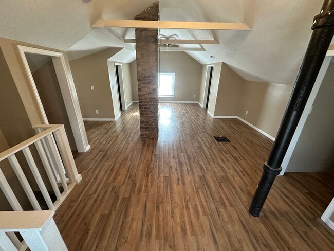 Building Photo - 3 Bed/1 Bath in Central Bloomington location!