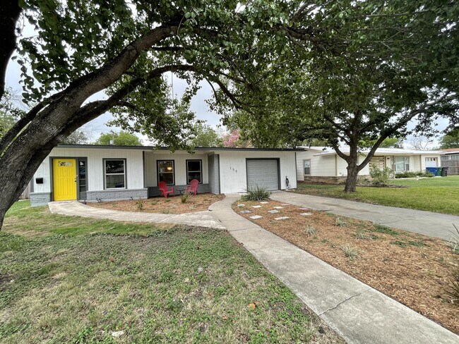 Building Photo - 258 Cresham Dr