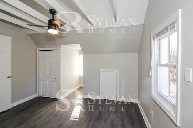 Building Photo - Classic amenities with modern convenience