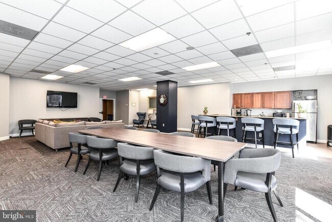 Building Photo - 1211 S Eads St