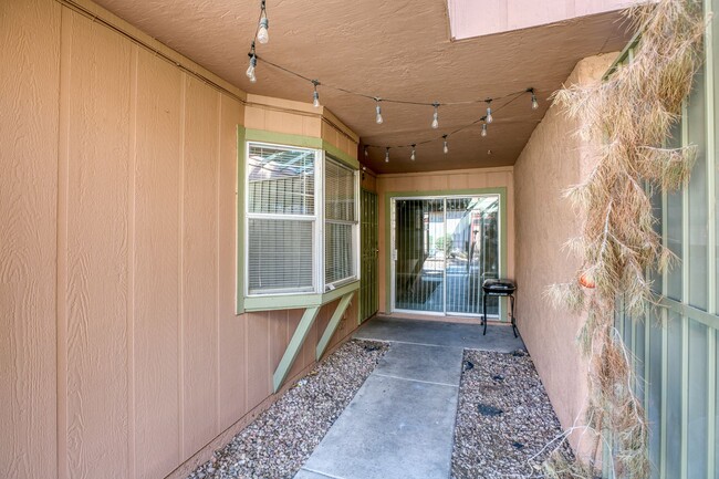 Building Photo - 1 Bed / 1 Bath Comfortable Townhome in Las...