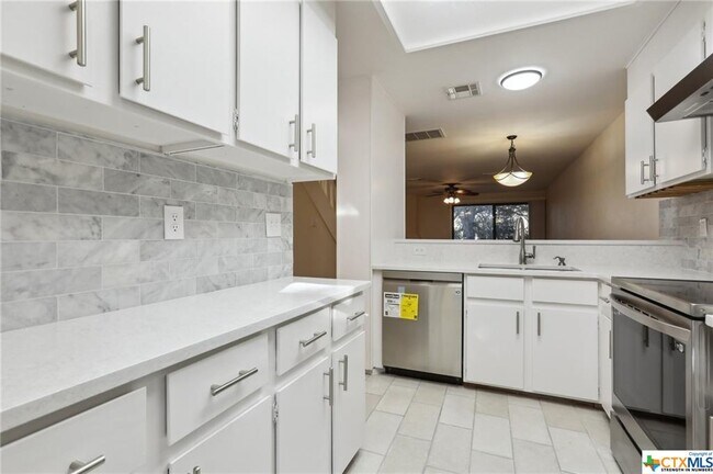 Building Photo - 7122 Wood Hollow Dr
