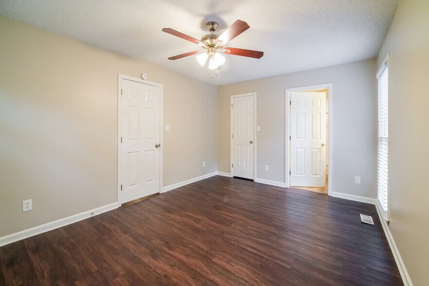 Building Photo - 3539 Pine Grove Dr