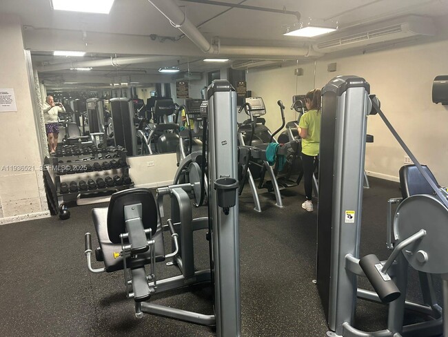 Building Photo - 801 Brickell Bay Dr