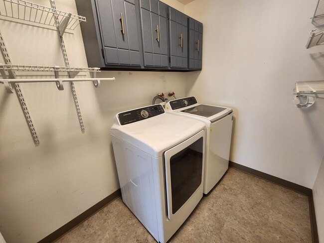 Building Photo - Updated 3 Bedroom Townhome in Great Area!