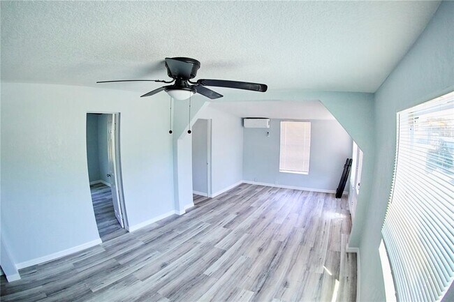 Building Photo - 3917 E Hanna Ave