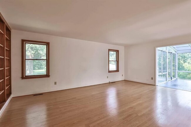 Building Photo - 476 Compton Rd