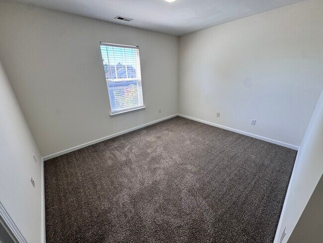 Building Photo - Classic 4-Bedroom Home in McKinley Mill
