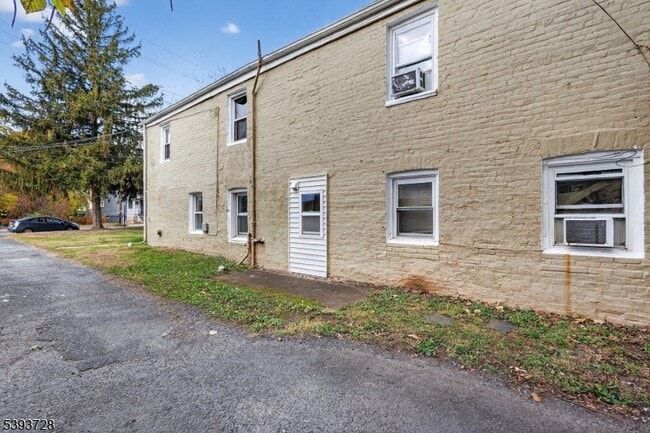 Building Photo - 148 Davenport St