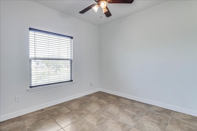 Building Photo - 2533 Lorine Dr