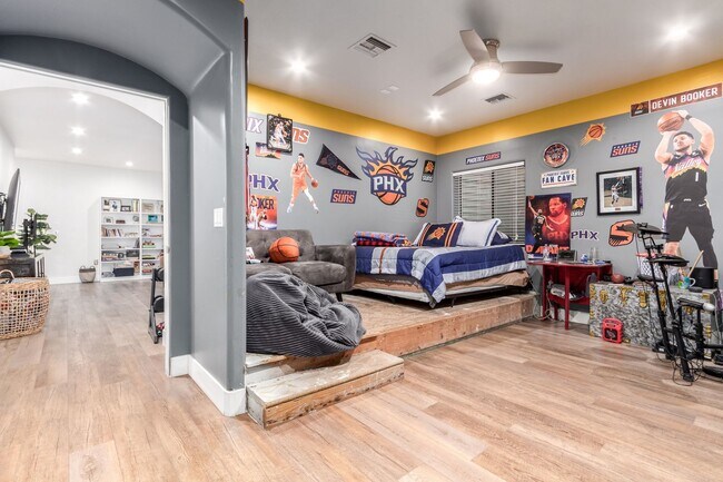 Building Photo - Beautiful 6-bedroom basement home