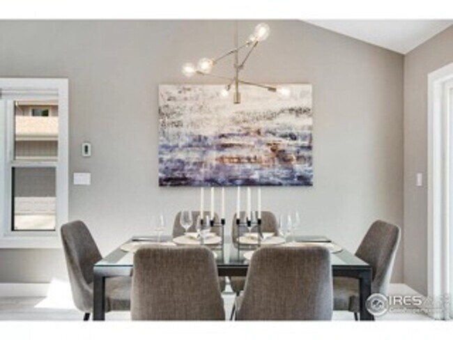 Building Photo - Recently Renovated and Updated 5 BR Townho...
