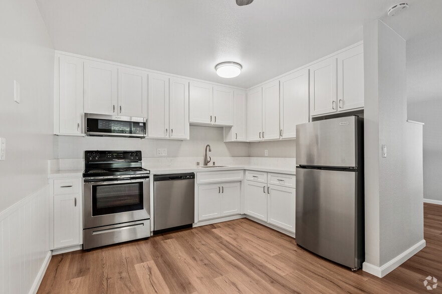2BR, 1BA - 826SF - Kitchen - Casa Vasona Garden Apartments