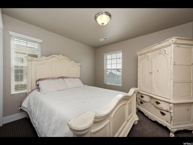 Building Photo - Great Daybreak Home Available March 1!