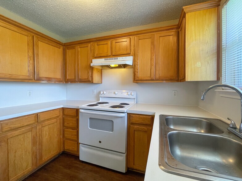 Building Photo - 115 Spring Berry Ln