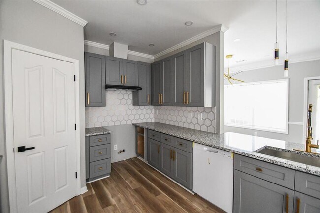 Building Photo - 3338 Sims St