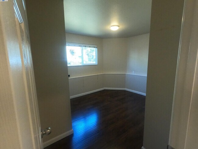 Building Photo - 279 Estabrook St