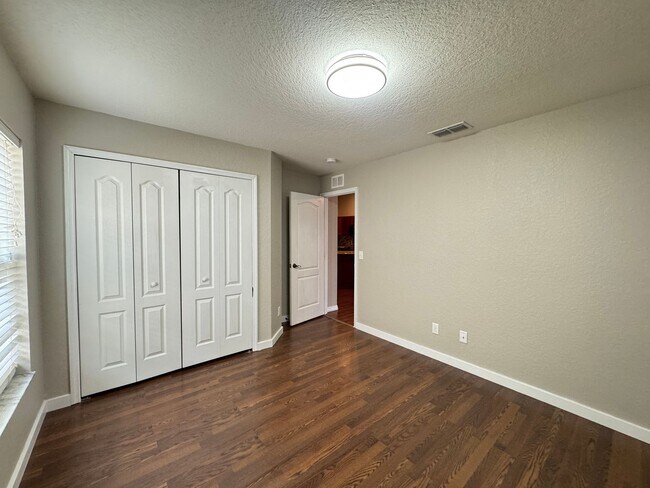 Building Photo - Spacious 4 Bedroom / 3 Bathroom Home in Davenport