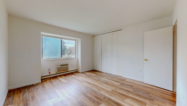 Building Photo - Convenient 1 Bedroom Condo close to train ...