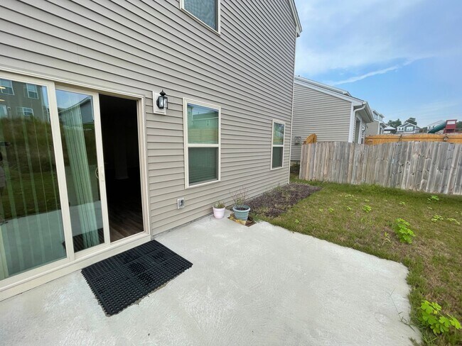 Building Photo - 3 bedroom home in Lexington area! Available in June