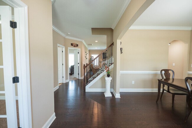 Building Photo - Spacious stunning 5-Bedroom 4 bathroom Home in a Desirable Neighborhood in Summerfield NC