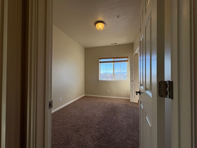 Building Photo - Millcreek Condo with Private Balcony & Pool!