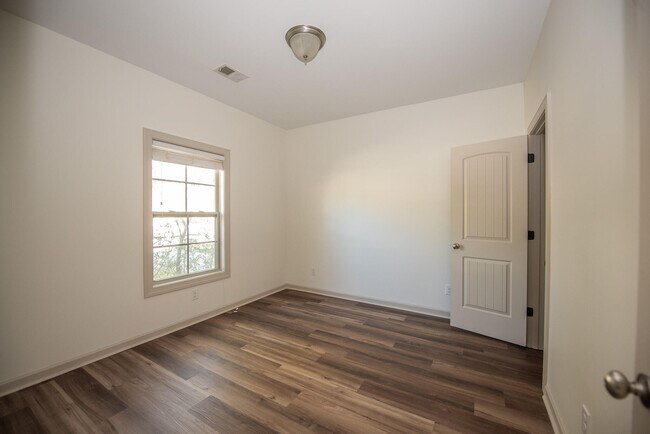 Building Photo - 915 Erika Ln