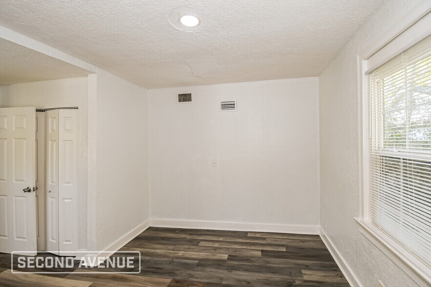 Building Photo - 1585 W 16th St