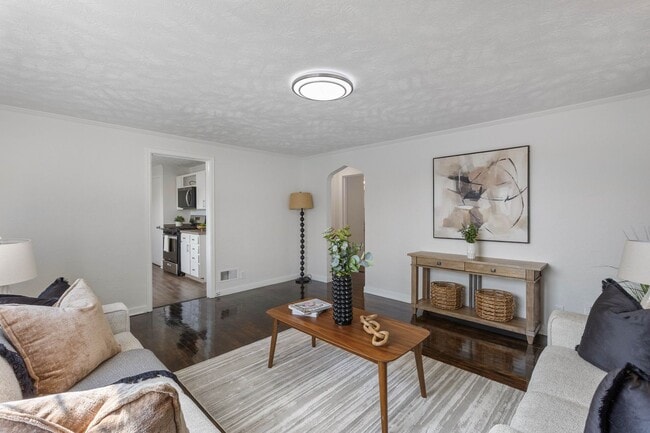 Building Photo - Benson Beauty!